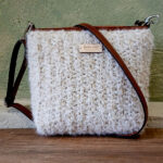 Χειροποίητη μάλλινη τσάντα ώμου Cozy Wool Easy Chic σε εκρού/μπεζ με καφέ δερμάτινες λεπτομέρειες και φερμουάρ.