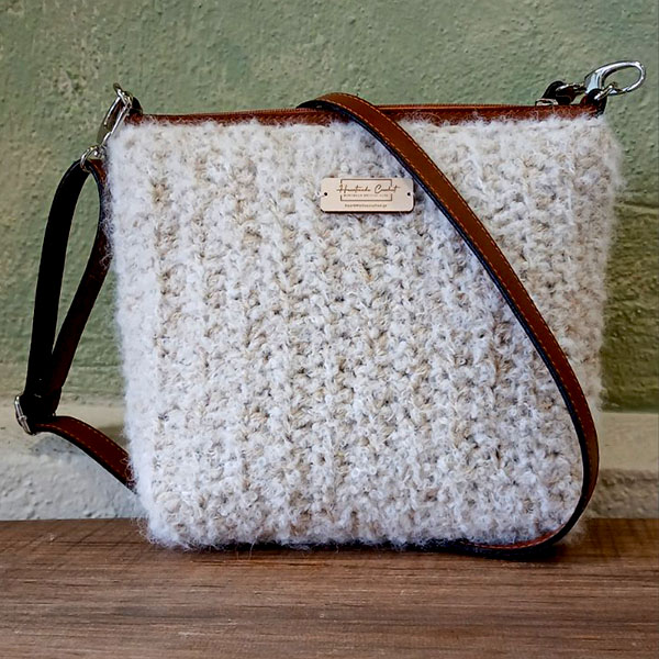 cozy-wool-easy-chic-handmade-shoulder-bag Χειροποίητη μάλλινη τσάντα ώμου Cozy Wool Easy Chic σε εκρού/μπεζ με καφέ δερμάτινες λεπτομέρειες και φερμουάρ.