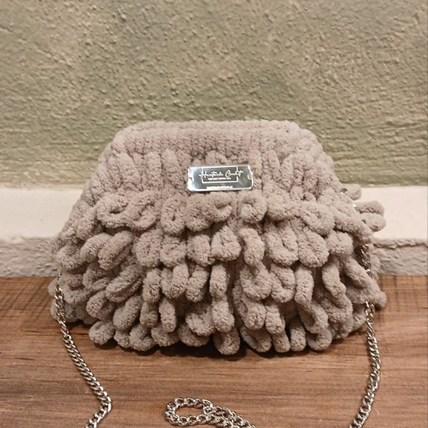 puffy-mini-BEIGE-xeiropoihth-mpez-plekti-tsanta